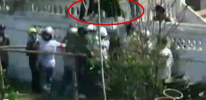 Giây thứ 31, một người mặc cảnh phục đội mũ bảo hiểm xanh nước biển nhoài người từ bên kia tường bao vụt nhà báo Hán Phi Long rất mạnh.